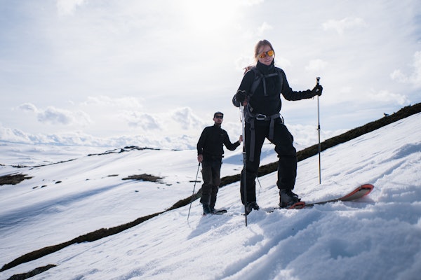 TEST-TUR: Lette randonee-ski egner seg for deg som trives oppover, og vil ha en ski som også er trygg på vei ned igjen igjen. Foto: Sigurd Ekeli Grimsby TEST-TUR: Lette randonee-ski egner seg for deg som trives oppover, og vil ha en ski som også er trygg på vei ned igjen igjen. Foto: Sigurd Ekeli Grimsby