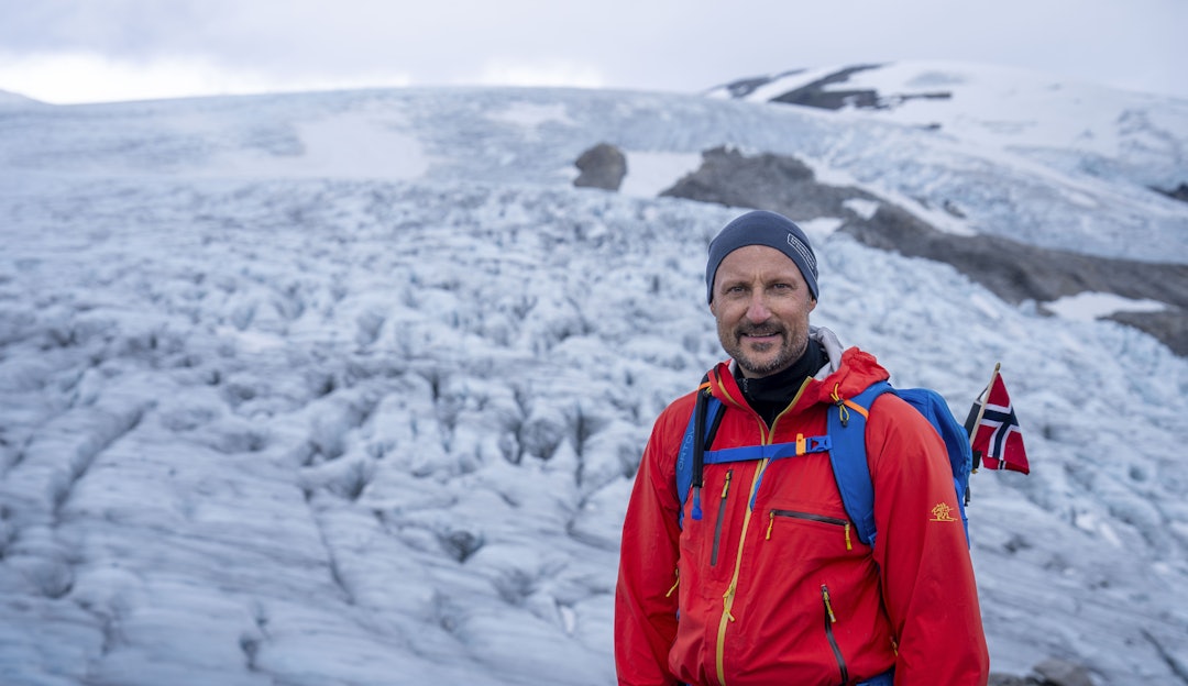 HAAKON AV NORGE: Med Opptaksbreen i bakgrunnen. Foto: Vegard Aasen kronprins haakon på brevandring