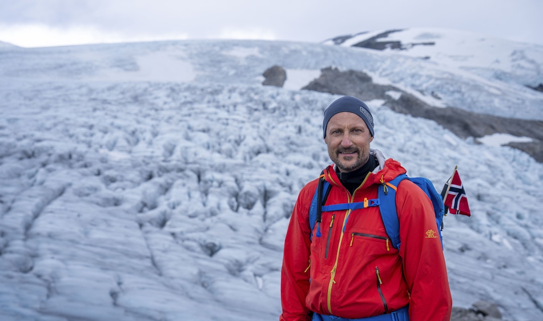 HAAKON AV NORGE: Med Opptaksbreen i bakgrunnen. Foto: Vegard Aasen kronprins haakon på brevandring