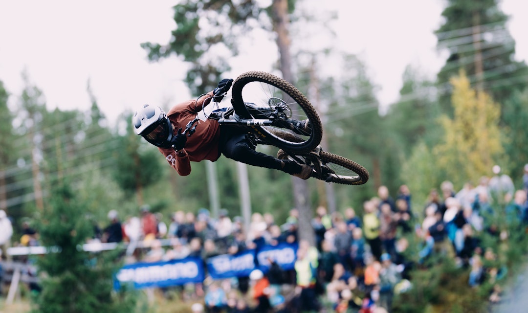 HORISONTAL: Storm Eilertsen (14) ligger vannrett over publikum. Foto: Gisle Johnsen / @locteit HORISONTAL: Storm Eilertsen (14) ligger vannrett over publikum. Foto: Gisle Johnsen / @locteit