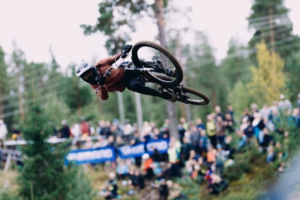 HORISONTAL: Storm Eilertsen (14) ligger vannrett over publikum. Foto: Gisle Johnsen / @locteit HORISONTAL: Storm Eilertsen (14) ligger vannrett over publikum. Foto: Gisle Johnsen / @locteit