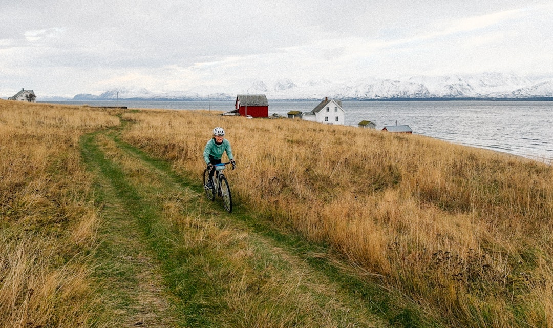 DET ÅPNER OPP: Etter å ha rundet sydspissen mot øst, kommer belønningen i form av gammelt kulturlandskap. Foto: Sjur Melsås DET ÅPNER OPP: Etter å ha rundet sydspissen mot øst, kommer belønningen i form av gammelt kulturlandskap. Foto: Sjur Melsås