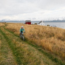 DET ÅPNER OPP: Etter å ha rundet sydspissen mot øst, kommer belønningen i form av gammelt kulturlandskap. Foto: Sjur Melsås DET ÅPNER OPP: Etter å ha rundet sydspissen mot øst, kommer belønningen i form av gammelt kulturlandskap. Foto: Sjur Melsås