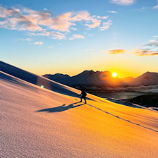 UENIGE OM KURS: Tim Dassler avviser det han mener er påstander om at kursene gir falsk trygghet og oppfordrer til risikotaking. Foto: Tim Dassler topptur i solnedgang