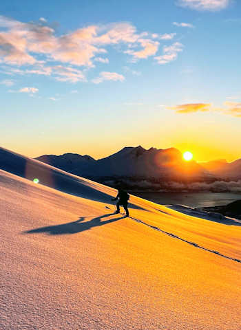 UENIGE OM KURS: Tim Dassler avviser det han mener er påstander om at kursene gir falsk trygghet og oppfordrer til risikotaking. Foto: Tim Dassler topptur i solnedgang