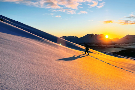 UENIGE OM KURS: Tim Dassler avviser det han mener er påstander om at kursene gir falsk trygghet og oppfordrer til risikotaking. Foto: Tim Dassler topptur i solnedgang