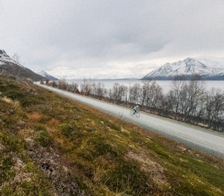 E6: Veien nesten rundt Reinøya har variasjon, men også flere rettstrekninger der motvind vil være uvelkomment. Foto: Sjur Melsås E6: Veien nesten rundt Reinøya har variasjon, men også flere rettstrekninger der motvind vil være uvelkomment. Foto: Sjur Melsås