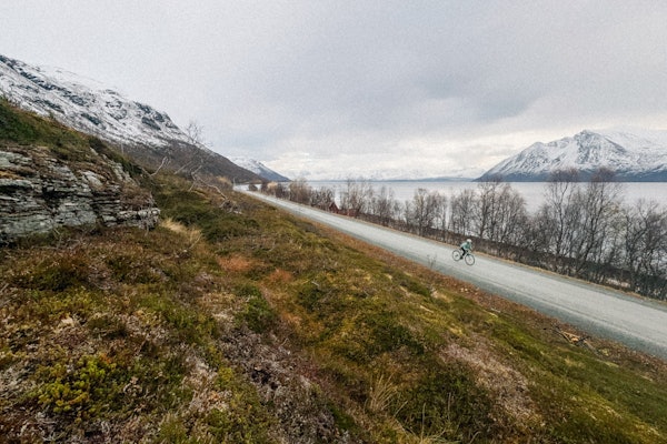 E6: Veien nesten rundt Reinøya har variasjon, men også flere rettstrekninger der motvind vil være uvelkomment. Foto: Sjur Melsås E6: Veien nesten rundt Reinøya har variasjon, men også flere rettstrekninger der motvind vil være uvelkomment. Foto: Sjur Melsås