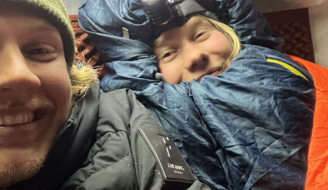 DEDIKERTE FOLK MED MORRAFJES: Mia Hugin og Jesper Gustafsson i ferd med å kvikne til etter ei nokså søvnløs natt i et høl i Argentiere-breen under Col de Cristaux. Foto: Jesper Gustafsson to trøtte folk i snøhule