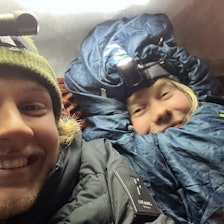 DEDIKERTE FOLK MED MORRAFJES: Mia Hugin og Jesper Gustafsson i ferd med å kvikne til etter ei nokså søvnløs natt i et høl i Argentiere-breen under Col de Cristaux. Foto: Jesper Gustafsson to trøtte folk i snøhule
