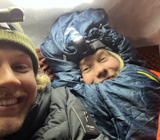 DEDIKERTE FOLK MED MORRAFJES: Mia Hugin og Jesper Gustafsson i ferd med å kvikne til etter ei nokså søvnløs natt i et høl i Argentiere-breen under Col de Cristaux. Foto: Jesper Gustafsson to trøtte folk i snøhule