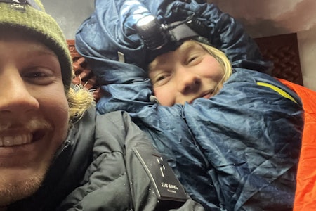 DEDIKERTE FOLK MED MORRAFJES: Mia Hugin og Jesper Gustafsson i ferd med å kvikne til etter ei nokså søvnløs natt i et høl i Argentiere-breen under Col de Cristaux. Foto: Jesper Gustafsson to trøtte folk i snøhule