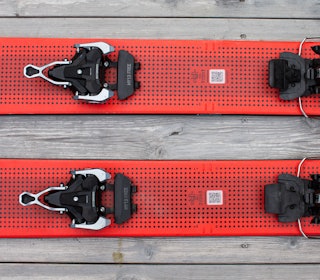 KJØREMODUS: Legg merke til hvordan tech-pinnene i frambindingen er «brettet» framover når bindingen er i kjøremodus. Foto: Tore Meirik SKIBINDING på røde ski OVENFRA