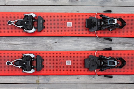 KJØREMODUS: Legg merke til hvordan tech-pinnene i frambindingen er «brettet» framover når bindingen er i kjøremodus. Foto: Tore Meirik SKIBINDING på røde ski OVENFRA