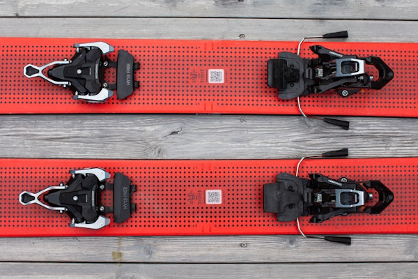 KJØREMODUS: Legg merke til hvordan tech-pinnene i frambindingen er «brettet» framover når bindingen er i kjøremodus. Foto: Tore Meirik SKIBINDING på røde ski OVENFRA