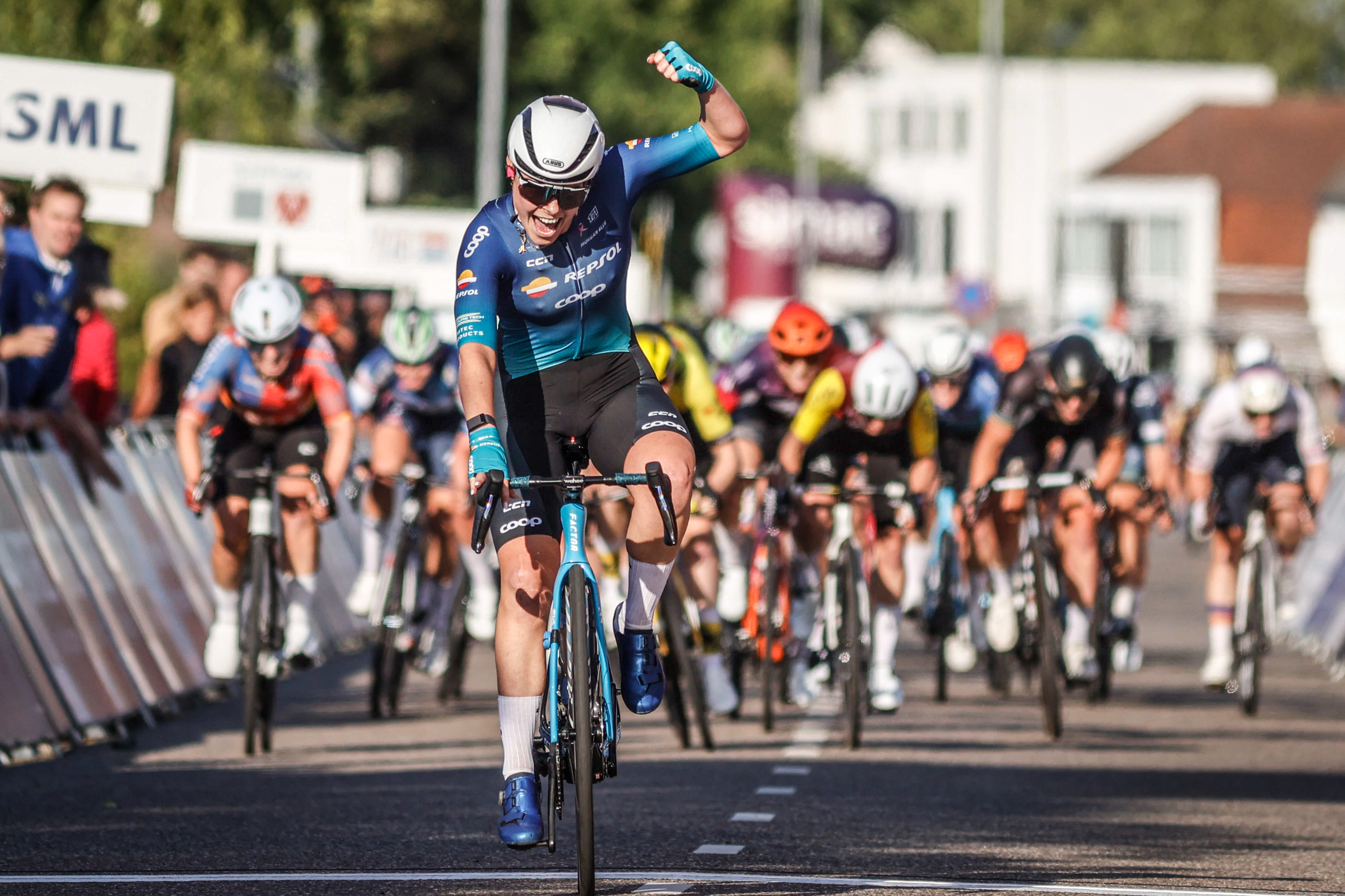 FORTSETTER: Team Coop-Repsols damelag blir til Hitec Procuts - Fluid Control. Her tar April Tacey seieren i årets Simac Omloop der Kempen Ladies. Foto: Cor Vos