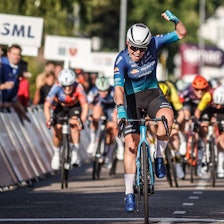 FORTSETTER: Team Coop-Repsols damelag blir til Hitec Procuts - Fluid Control. Her tar April Tacey seieren i årets Simac Omloop der Kempen Ladies. Foto: Cor Vos FORTSETTER: Team Coop-Repsols damelag blir til Hitec Procuts - Fluid Control. Her tar April Tacey seieren i årets Simac Omloop der Kempen Ladies. Foto: Cor Vos