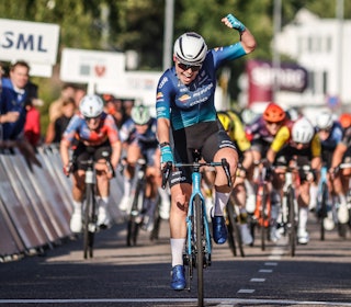 FORTSETTER: Team Coop-Repsols damelag blir til Hitec Procuts - Fluid Control. Her tar April Tacey seieren i årets Simac Omloop der Kempen Ladies. Foto: Cor Vos FORTSETTER: Team Coop-Repsols damelag blir til Hitec Procuts - Fluid Control. Her tar April Tacey seieren i årets Simac Omloop der Kempen Ladies. Foto: Cor Vos