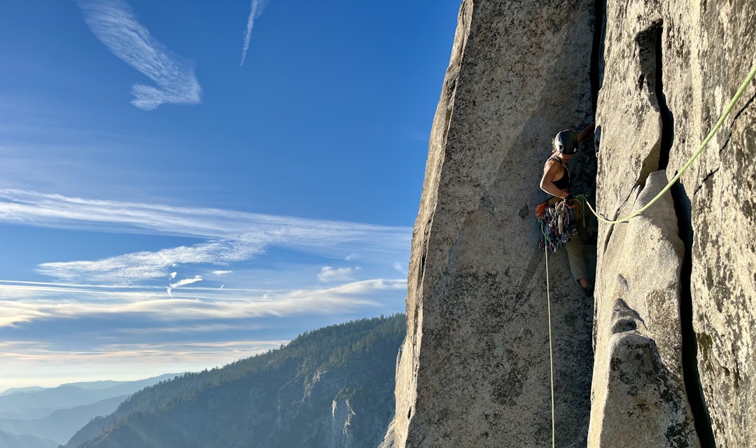 HISTORISK BESTIGNING: Minna Skjevling styrer på i ruta Golden Gate på El Capitan i Yosemite. Med god hjelp fra Minna klarte Tuva Stavø å friklatre cruxene på den 900 meter lange ruta med som er grad 8+. Foto: Tuva Stavø dame som klatrer