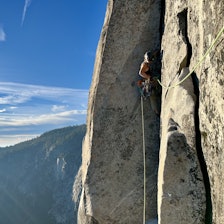 HISTORISK BESTIGNING: Minna Skjevling styrer på i ruta Golden Gate på El Capitan i Yosemite. Med god hjelp fra Minna klarte Tuva Stavø å friklatre cruxene på den 900 meter lange ruta med som er grad 8+. Foto: Tuva Stavø dame som klatrer