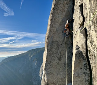 HISTORISK BESTIGNING: Minna Skjevling styrer på i ruta Golden Gate på El Capitan i Yosemite. Med god hjelp fra Minna klarte Tuva Stavø å friklatre cruxene på den 900 meter lange ruta med som er grad 8+. Foto: Tuva Stavø dame som klatrer