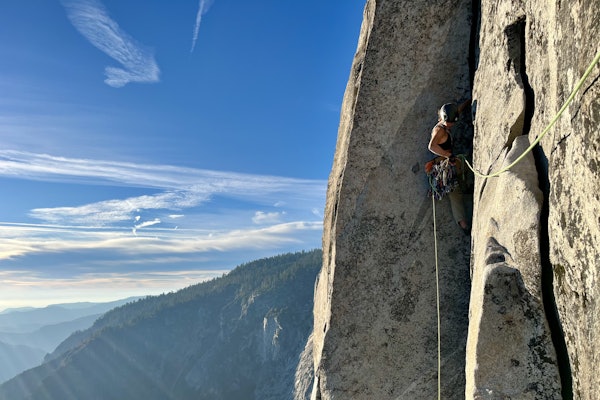 HISTORISK BESTIGNING: Minna Skjevling styrer på i ruta Golden Gate på El Capitan i Yosemite. Med god hjelp fra Minna klarte Tuva Stavø å friklatre cruxene på den 900 meter lange ruta med som er grad 8+. Foto: Tuva Stavø dame som klatrer