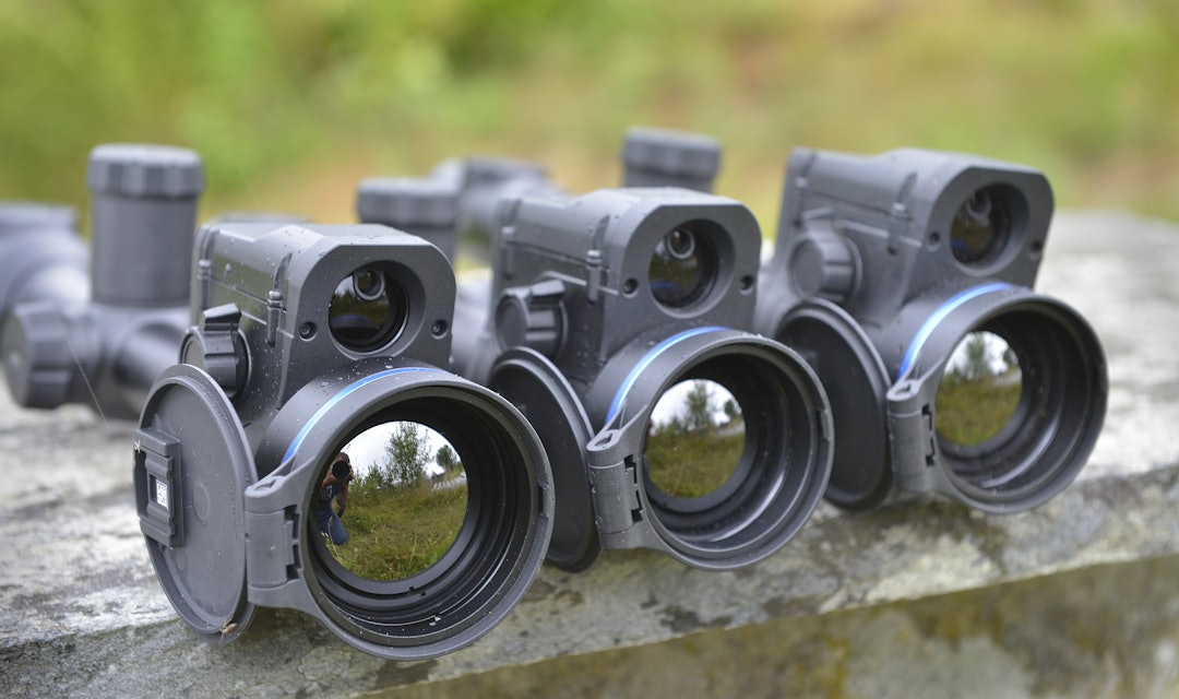 TERMISKE KIKKERTSIKTER: Tre Pulsar Thermion 2 sikter har blitt brukt til denne sammenligningen. Foto: Egill J. Danielsen Tre termiske kikkertsikter fra Pulsar