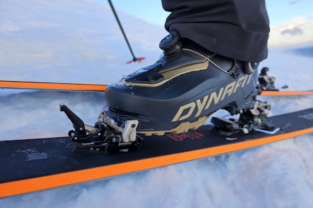 ALT OM BINDINGER TIL TOPPTUREN: I denne artikkelen får du vite det du trenger å vite om toppturbindinger - og hvilke som er best i våre tester. Foto: Ole-Jørgen Lian ski, binding og skistøvel på topptur