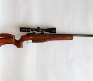 PRESIS: Sako Quad Range er en tung og stødig salongrifle bygget for maksimal skyteglede og nøyaktighet. Foto: Abraham N. Grimstvedt Sako Quad Range 22 LR