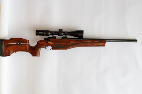 PRESIS: Sako Quad Range er en tung og stødig salongrifle bygget for maksimal skyteglede og nøyaktighet. Foto: Abraham N. Grimstvedt Sako Quad Range 22 LR