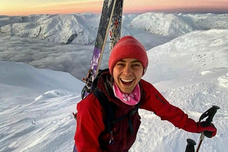 SKIGLEDE: Nicolai Drager studerer for øyeblikket skiveileder hos Nortind, og han deler lidenskapen for ski til følgerne sine på youtube og instagram. Nicolai Drager på et fjell med rød jakke og et bredt smil