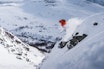 STORE KRAV: Allsidige frikjøringsski skal fikse alt - men særlig alskens offpistkjøring på variertsnø. Her er skitester Sondre Lindkjølen i aksjon i Skarbekkdalen i Oppdal. Foto: Sigurd Ekeli Grimsby skikjører som hopper utfor klippe
