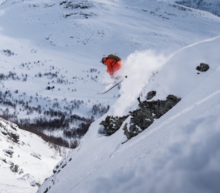 STORE KRAV: Allsidige frikjøringsski skal fikse alt - men særlig alskens offpistkjøring på variertsnø. Her er skitester Sondre Lindkjølen i aksjon i Skarbekkdalen i Oppdal. Foto: Sigurd Ekeli Grimsby skikjører som hopper utfor klippe