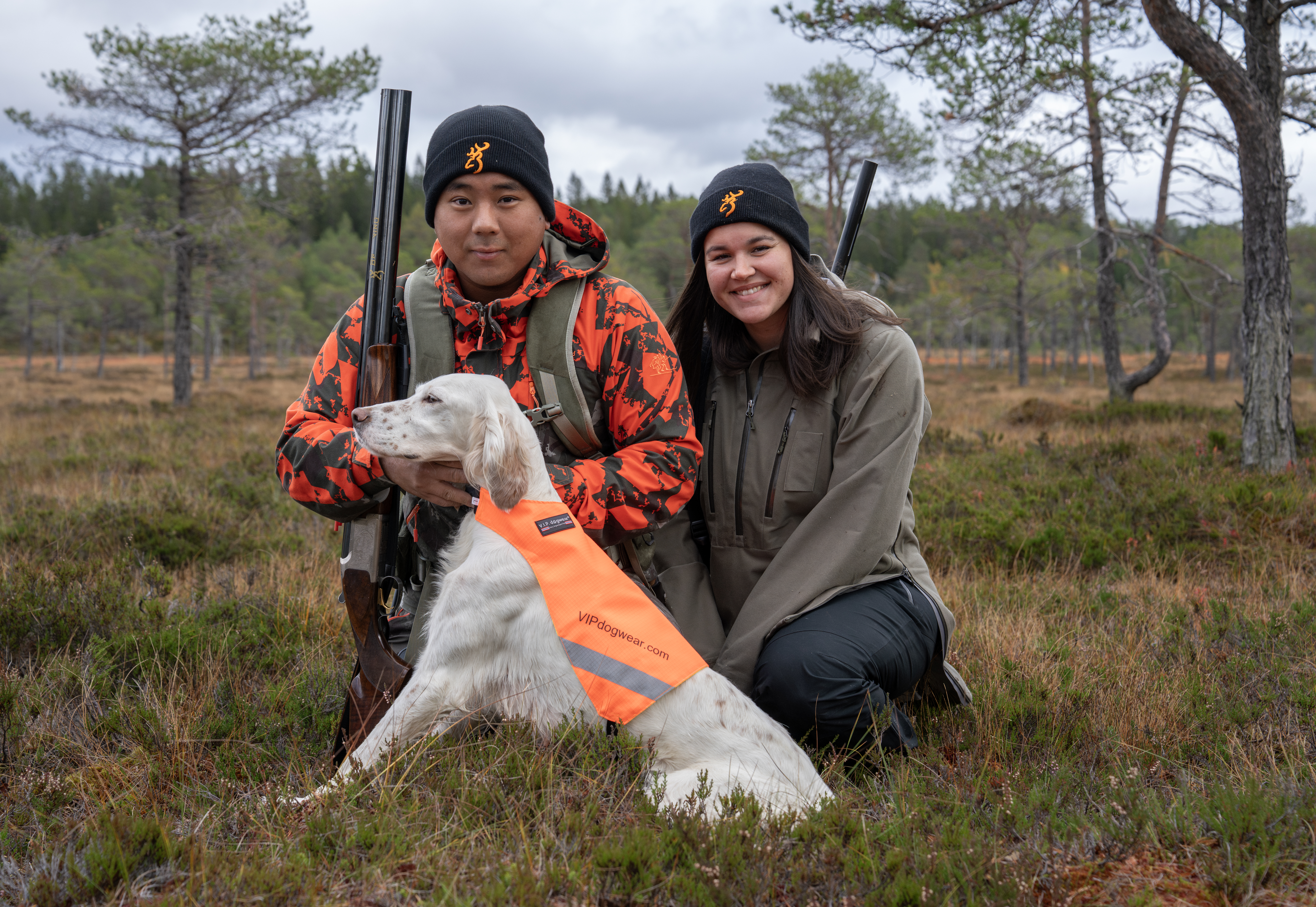 Joakim Aurstad og Stine Kjønnås Schei sammen med engelsk setteren Raisa ved ei myr i skogen