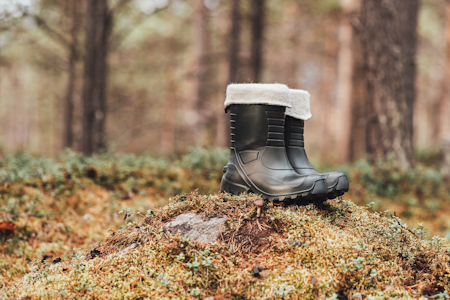 LUN: Skábmagat-støvelen fra Sara Duodji er håndlaget i Karasjok med norsk ull, bjørkenever og moderne EVA-plast – et lett, varmt og stillegående fottøy for kalde dager. Skábmagat-støvelen fra Sara Duodji