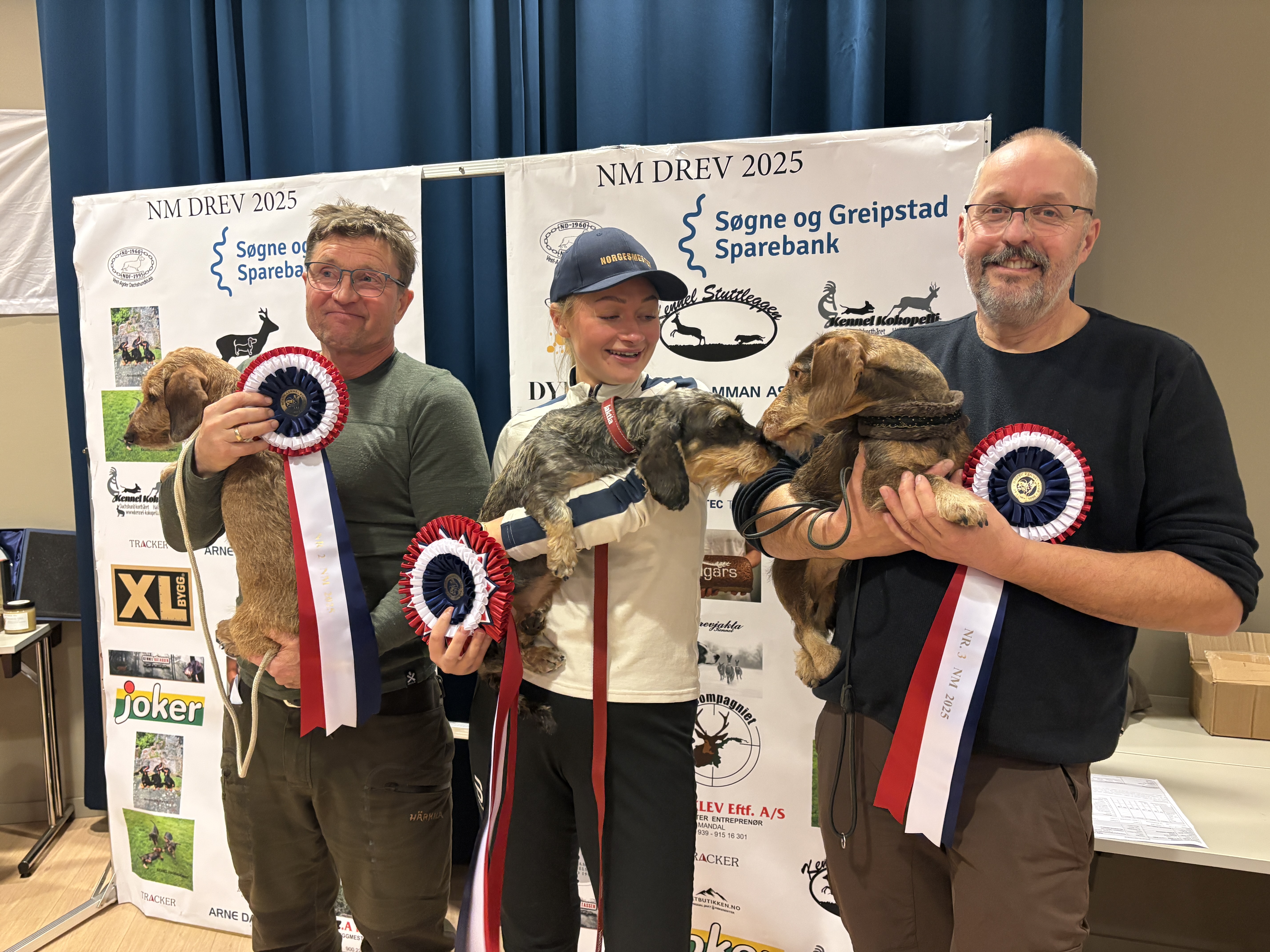 NM-PALLEN 2025: Vinner Hedda Lita Svennebye med Liakleiva’s Cinderella (55 EP), flankert av sølvvinner Frank Andersen med Råtassen’s Dimma (54 EP) og bronsevinner Roger Ølstøren med Jostubakkens Eika (51 EP). Foto: Anne Bergsengene