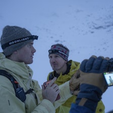 PLANLEGGING: Nikolai Schirmer og Krister Kopala går gjennom dagens opplegg før turen inn i Raggrenna. Foto: Adam Gairns PLANLEGGING: Nikolai Schirmer og Krister Kopala går gjennom dagens opplegg før turen inn i Raggrenna. Foto: Adam Gairns
