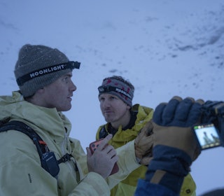 PLANLEGGING: Nikolai Schirmer og Krister Kopala går gjennom dagens opplegg før turen inn i Raggrenna. Foto: Adam Gairns PLANLEGGING: Nikolai Schirmer og Krister Kopala går gjennom dagens opplegg før turen inn i Raggrenna. Foto: Adam Gairns