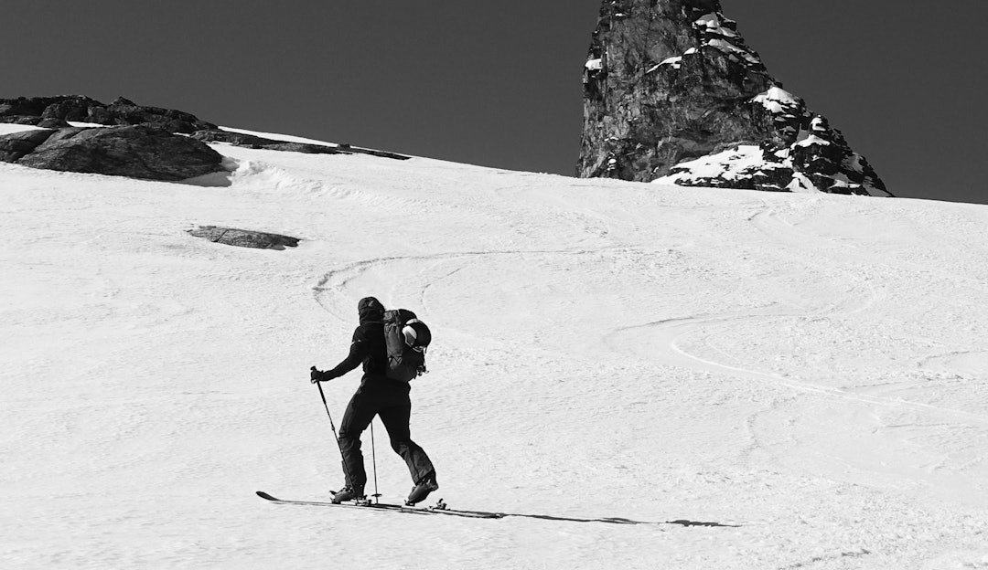 OPPLEVELSER: Det går an å komme seg til topps på Gjuratinden i Romsdal med de fleste typer topptursko, men noen valg kan gjøre nedkjøringen, oppturen eller begge deler mer eller mindre utholdelig. Foto: Tore Meirik jente på ski med spisst fjell i sikte
