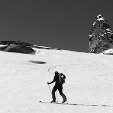 OPPLEVELSER: Det går an å komme seg til topps på Gjuratinden i Romsdal med de fleste typer topptursko, men noen valg kan gjøre nedkjøringen, oppturen eller begge deler mer eller mindre utholdelig. Foto: Tore Meirik jente på ski med spisst fjell i sikte