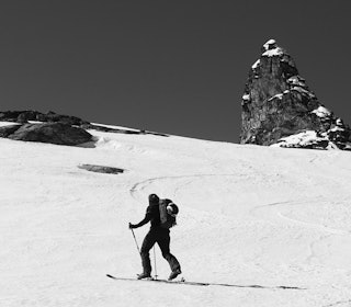 OPPLEVELSER: Det går an å komme seg til topps på Gjuratinden i Romsdal med de fleste typer topptursko, men noen valg kan gjøre nedkjøringen, oppturen eller begge deler mer eller mindre utholdelig. Foto: Tore Meirik jente på ski med spisst fjell i sikte