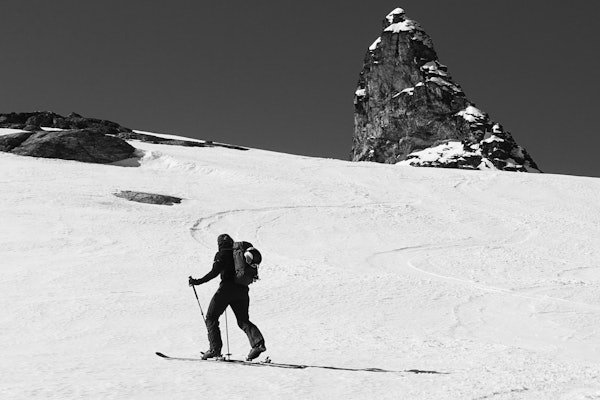 OPPLEVELSER: Det går an å komme seg til topps på Gjuratinden i Romsdal med de fleste typer topptursko, men noen valg kan gjøre nedkjøringen, oppturen eller begge deler mer eller mindre utholdelig. Foto: Tore Meirik jente på ski med spisst fjell i sikte