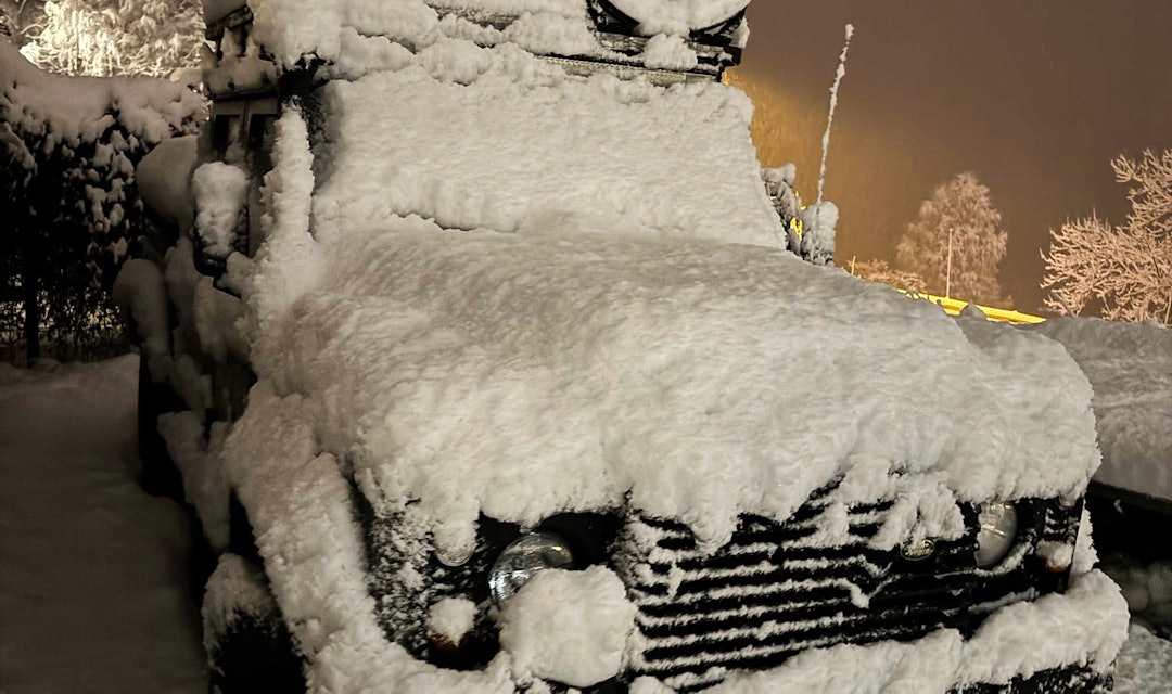 LOVENDE: Nedsnødd Defender i Stranda sentrum tirsdag morgen – snøfallet har fortsatt gjennom natta. Foto: Oscar Almgren LOVENDE: Nedsnødd Defender i Stranda sentrum tirsdag morgen – snøfallet har fortsatt gjennom natta. Foto: Oscar Almgren