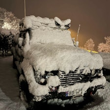 LOVENDE: Nedsnødd Defender i Stranda sentrum tirsdag morgen – snøfallet har fortsatt gjennom natta. Foto: Oscar Almgren LOVENDE: Nedsnødd Defender i Stranda sentrum tirsdag morgen – snøfallet har fortsatt gjennom natta. Foto: Oscar Almgren
