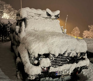 LOVENDE: Nedsnødd Defender i Stranda sentrum tirsdag morgen – snøfallet har fortsatt gjennom natta. Foto: Oscar Almgren LOVENDE: Nedsnødd Defender i Stranda sentrum tirsdag morgen – snøfallet har fortsatt gjennom natta. Foto: Oscar Almgren
