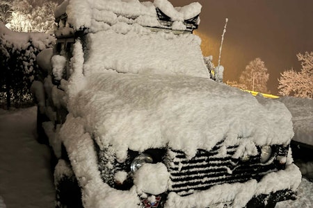 LOVENDE: Nedsnødd Defender i Stranda sentrum tirsdag morgen – snøfallet har fortsatt gjennom natta. Foto: Oscar Almgren LOVENDE: Nedsnødd Defender i Stranda sentrum tirsdag morgen – snøfallet har fortsatt gjennom natta. Foto: Oscar Almgren