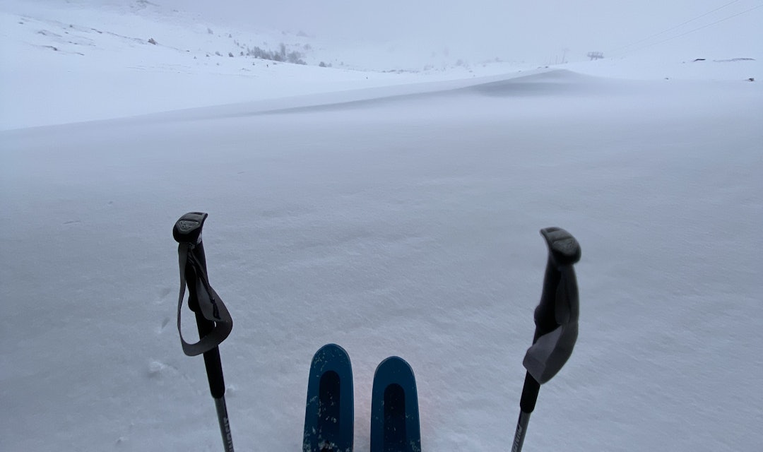 LOKALRAPPORT: Tore Meirik har vært ute og sjekket dybden rett under Ufo´n (kafeen på toppen av Hovden) Ski og staver parkert i dyp nysnø