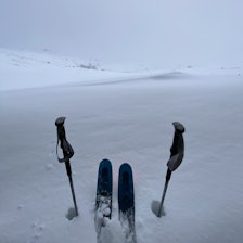 LOKALRAPPORT: Tore Meirik har vært ute og sjekket dybden rett under Ufo´n (kafeen på toppen av Hovden) Ski og staver parkert i dyp nysnø