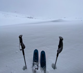 LOKALRAPPORT: Tore Meirik har vært ute og sjekket dybden rett under Ufo´n (kafeen på toppen av Hovden) Ski og staver parkert i dyp nysnø