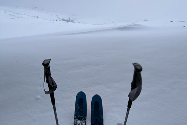 LOKALRAPPORT: Tore Meirik har vært ute og sjekket dybden rett under Ufo´n (kafeen på toppen av Hovden) Ski og staver parkert i dyp nysnø